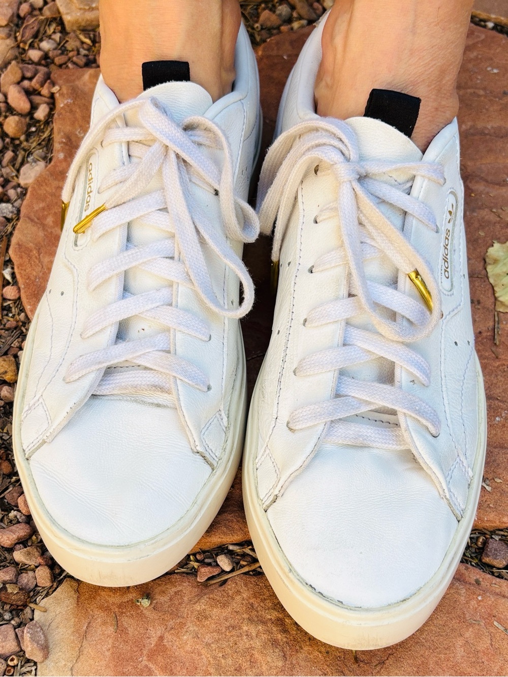 Adidas Original Sleek Leather Sneakers 2019 Size 8.5 White & Gold